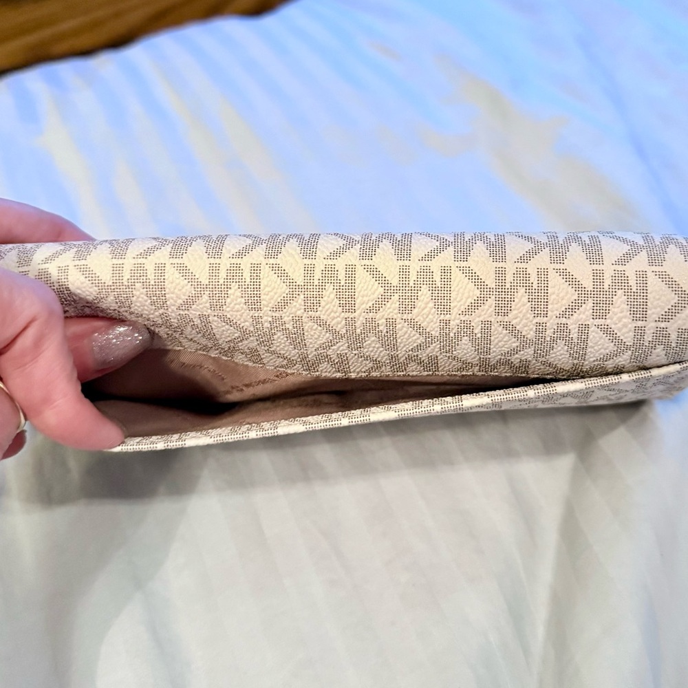 MK Gold Logo Cream Wallet - Picture 7 of 10